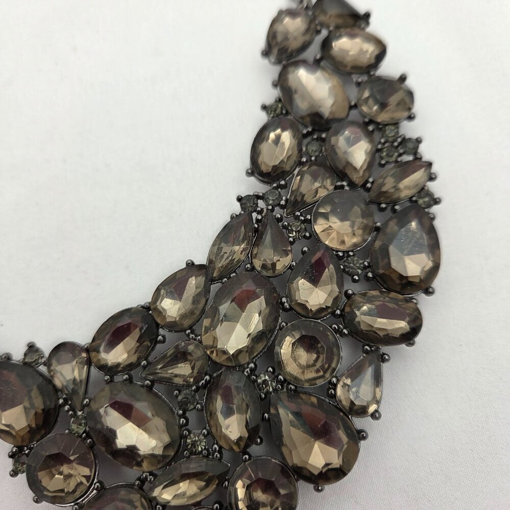 Gemini said Gothic Glamour: The Tasha Statement Bib Necklace - Picture 5 of 8